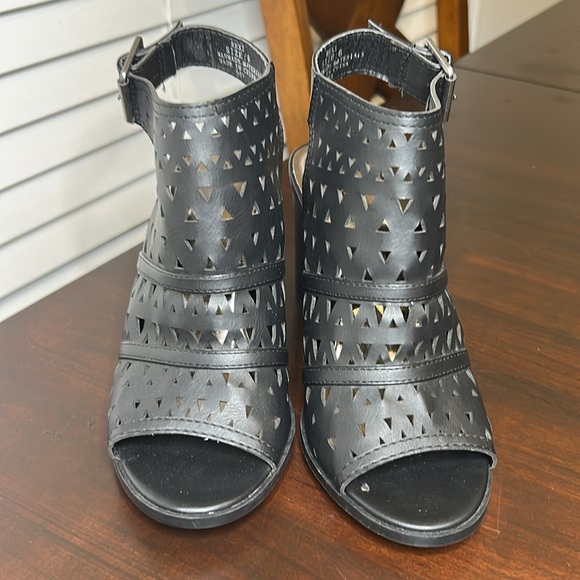 Madden Girl Open Toe Chunky Block Heel Intricate Cut-Out Design Size 6 - Picture 4 of 14